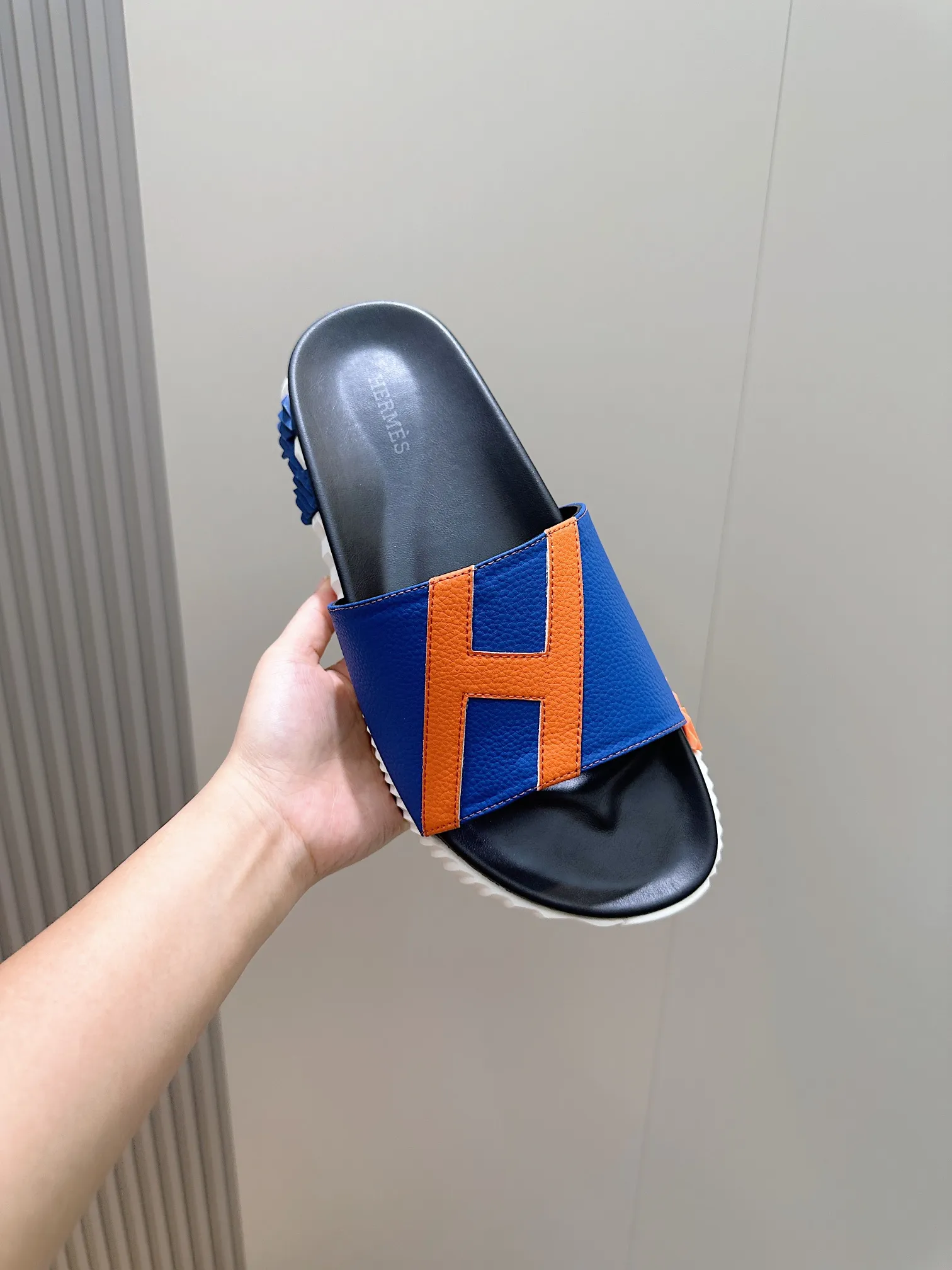 [HERMÈS] Top men's shoes 💰: 340💰 Size: 39-44 (38.45 46 custom-made) Herme*H Home Hermès Men's Sandals and Slippers - Original Replica Purchase the original version and make it one to one, the outsole is privately modeled, and the outsole color corresponding to each color is the same as the original version. Come to those who know the stuff 💪 The ultra-light soles are designed in contrasting colors, and they feel so comfortable on your feet! Calfskin, cowhide feet, private mold outsole.